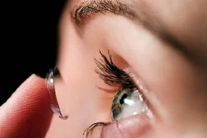 Найдена причина глазных заболеваний у любителей контактных линз