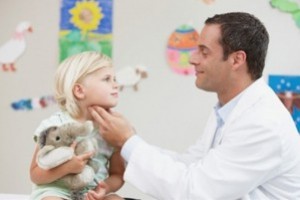 Какие могут быть первые симптомы и признаки  ОРЗ у детей?