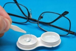 Почему лучше носить контактные линзы, а не очки