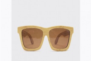 Солнцезащитные очки в деревянной оправе