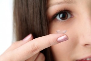 Как пользоваться косметикой при контактных линзах?