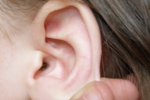 Почему в ушах возникают серные пробки?