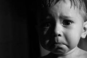 Ученые выяснили, почему плачущий ребенок успокаивается в материнских объятиях